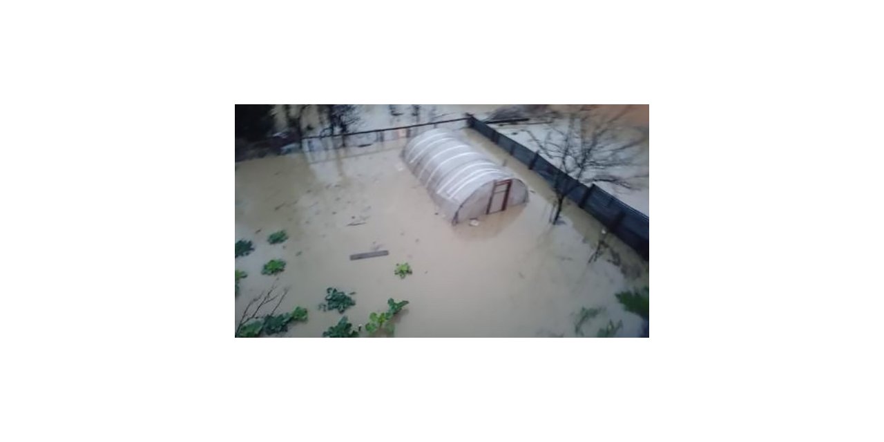 Dere taştı, bahçe ve sera sular içerisinde kaldı