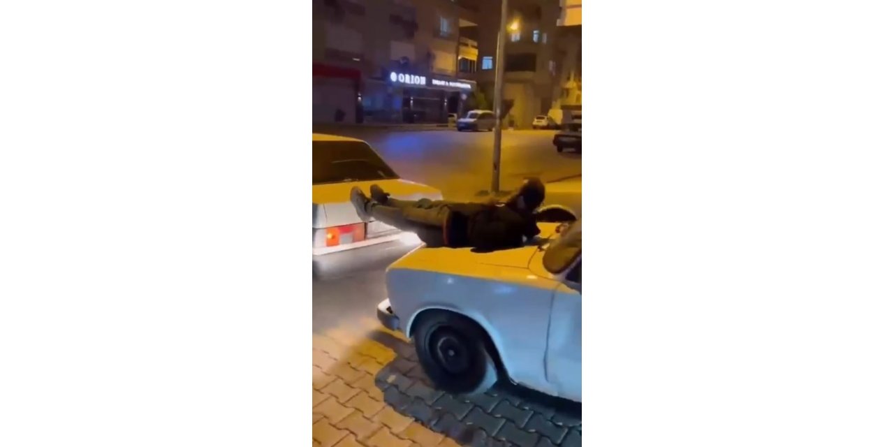 İki otomobilin arasına uzanıp, arızalanan aracı ayaklarıyla itti