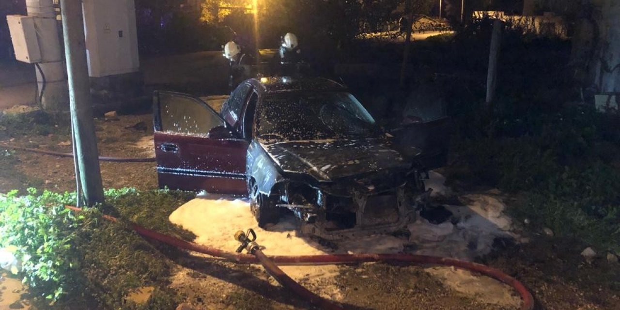 Park halindeki otomobil, ön ve arka kısımlarından aynı anda alev aldı