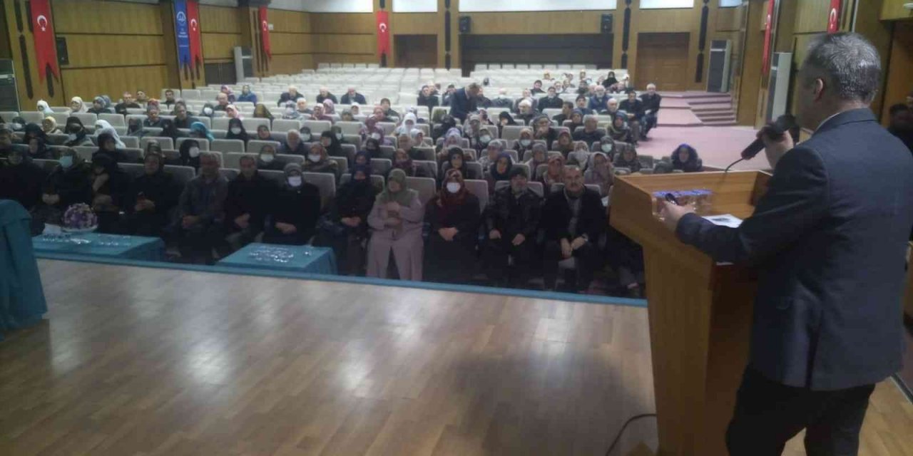 Elazığ’da umreye gidecek vatandaşlara yönelik seminer
