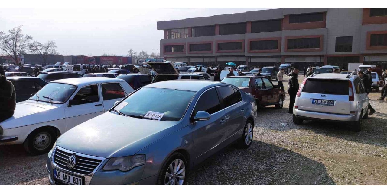 Yılbaşı öncesi oto pazarında yoğunluk