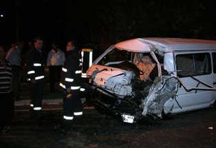 Konya'da otomobil elektrik direğine çarptı: 1 ölü, 2 yaralı