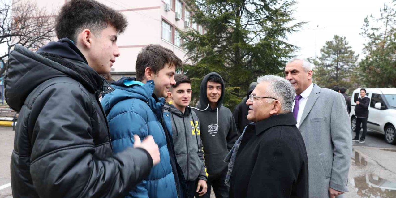 Başkan Büyükkılıç, gençlerle kucaklaştı