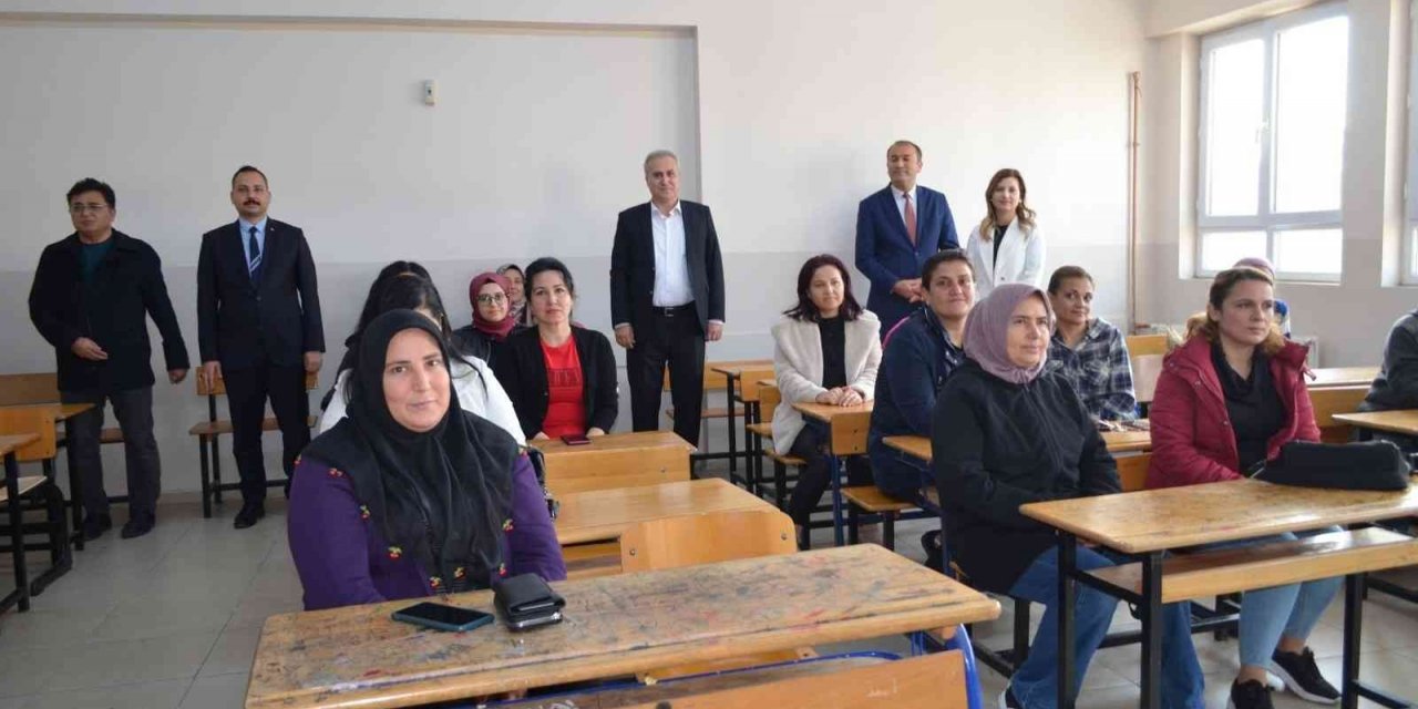 Ceyhan’da ‘Aile Okulu Projesi’ne velilerden yoğun ilgi