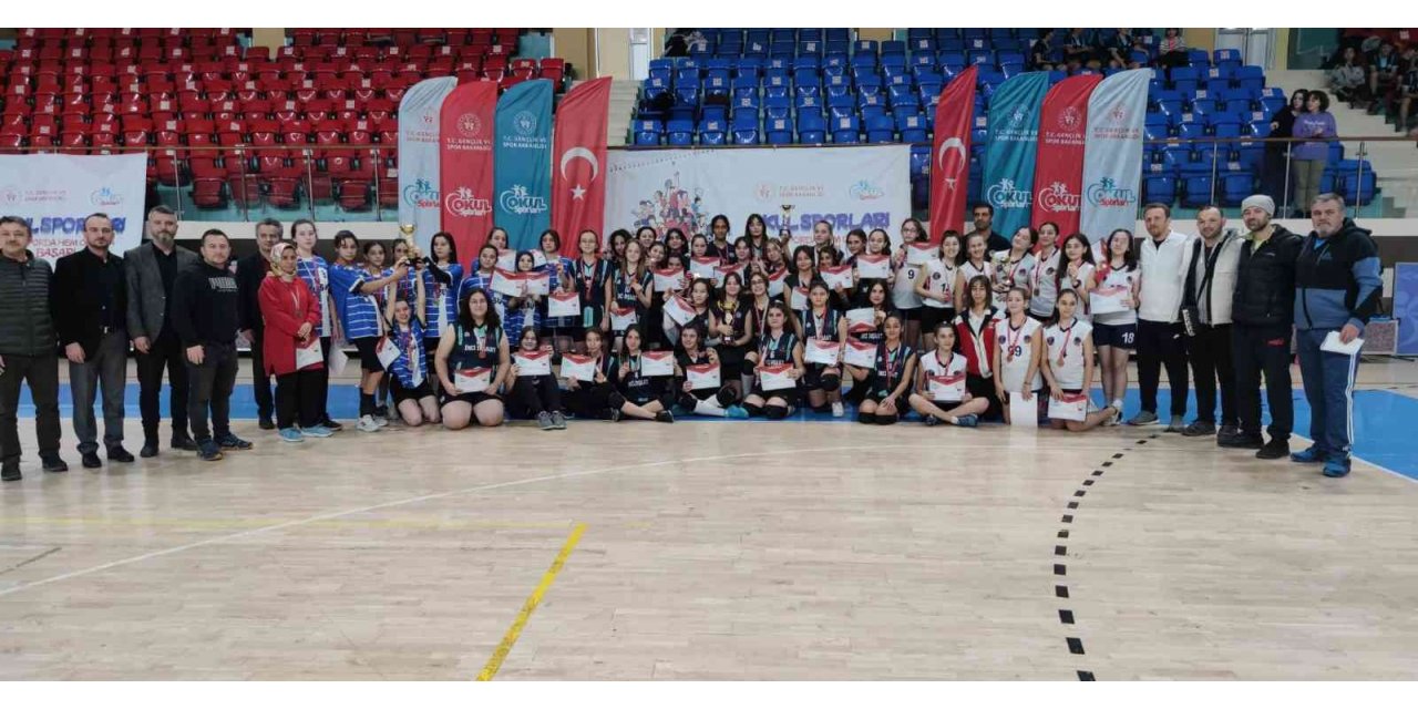 Yıldızlar Voleybolda birinci Bilgi Orta Okulu oldu