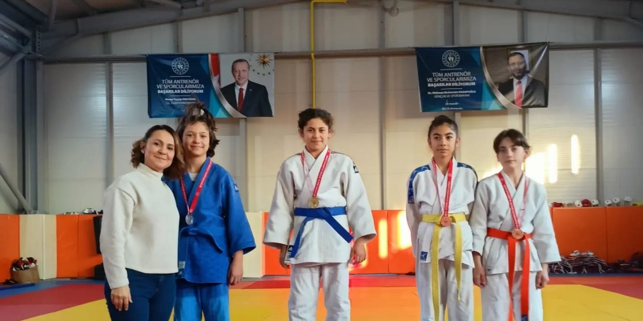 50 sporcu dereceye girmek için yarıştı