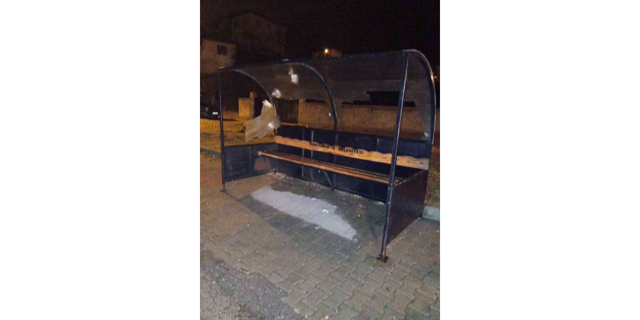 Magandalar otobüs durağına zarar verdiler