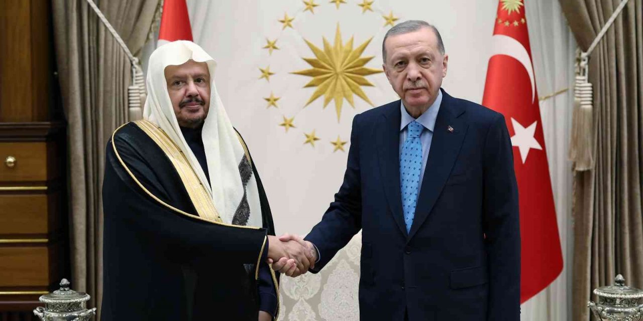 Cumhurbaşkanı Erdoğan, Suudi Arabistan Şura Meclisi Başkanı Abdullah Muhammed İbrahim Al-Sheikh’i kabul etti.