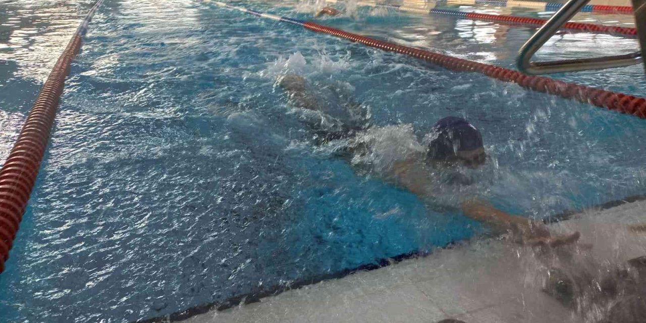 Kulaçlar birincilik için atıldı