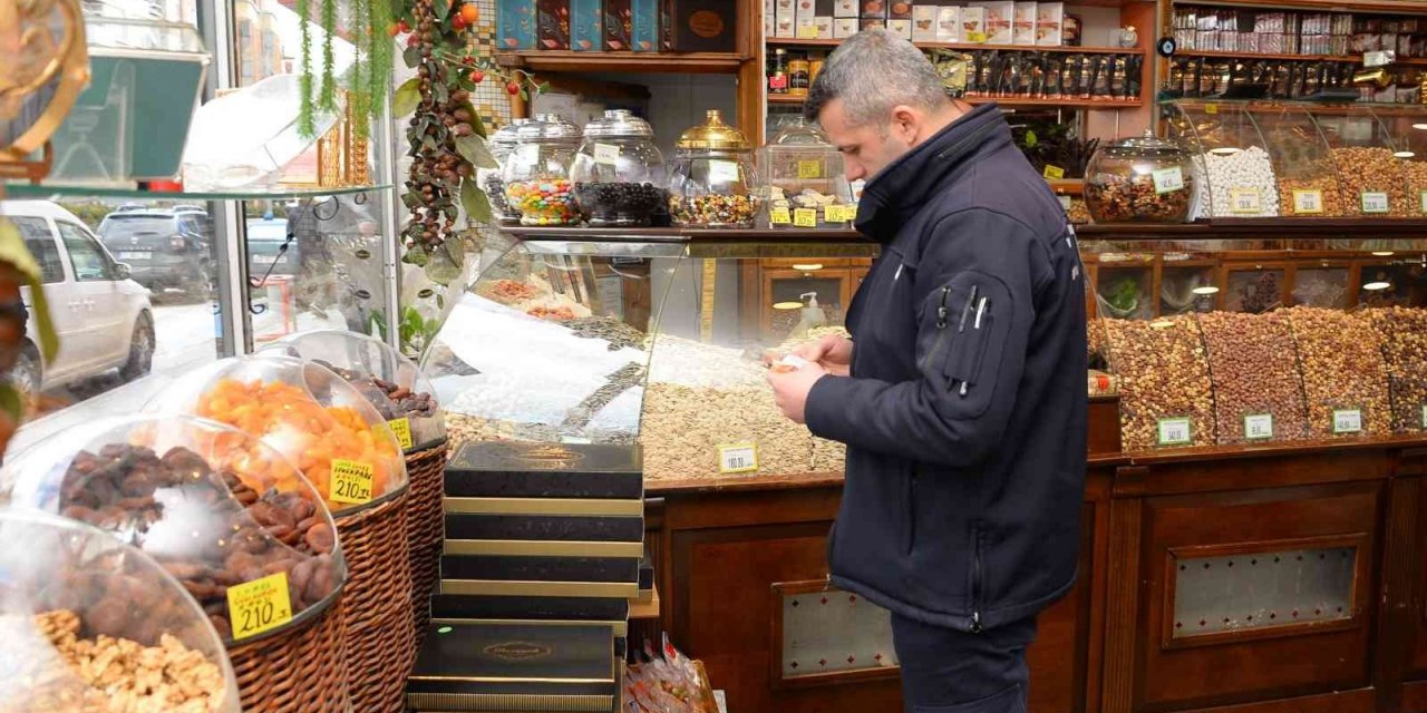 Bozüyük’te kuruyemişçiler denetlendi