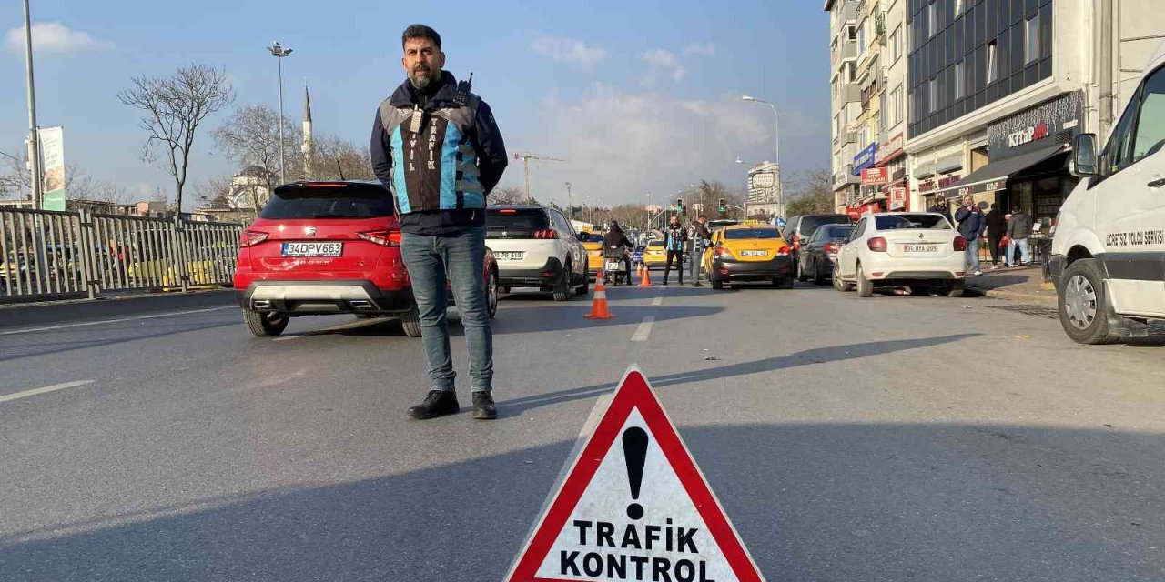 Kadıköy’de çay içerken denetime takılan taksi sürücüsünden ilginç savunma: “Telefon değil ki bu çay”