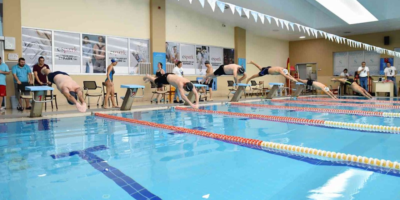 Yüzme şenliğinde kulaç attılar