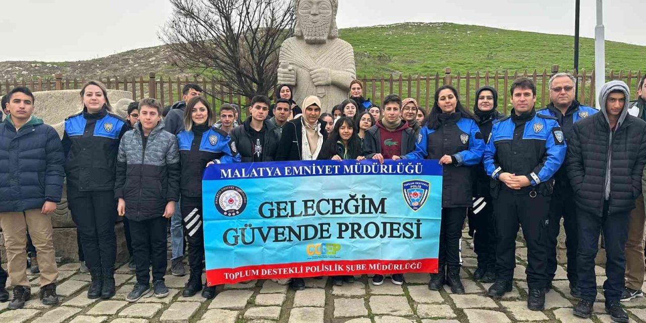 Öğrenciler tarihi yerleri gezdi