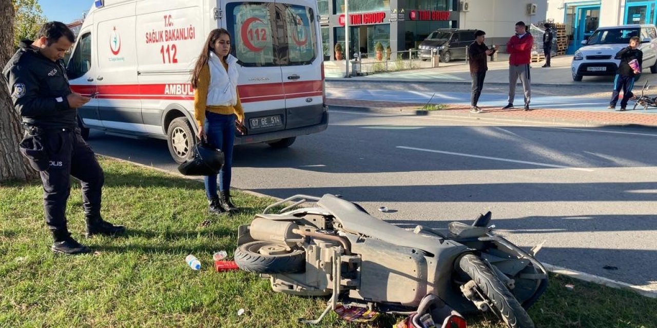 Yaya geçidindeki motosiklete çarpmamak için manevra yapan sürücü kaza yaptı