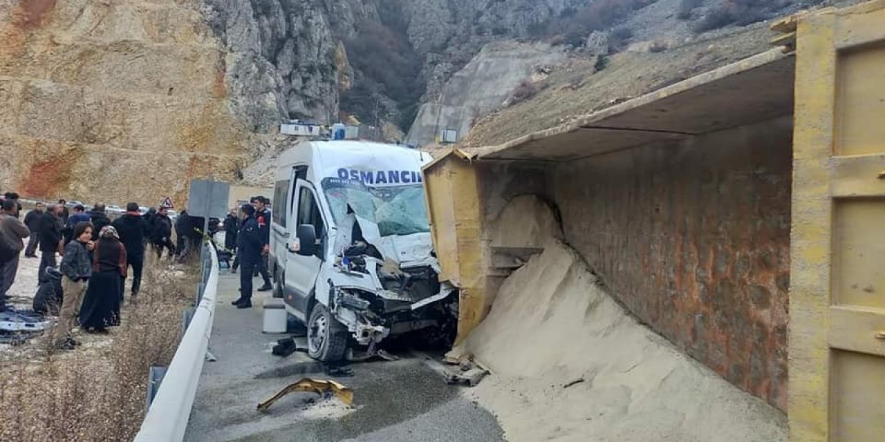 Kamyon yolcu minibüsü ile çarpıştı: 1 ölü, 7 yaralı