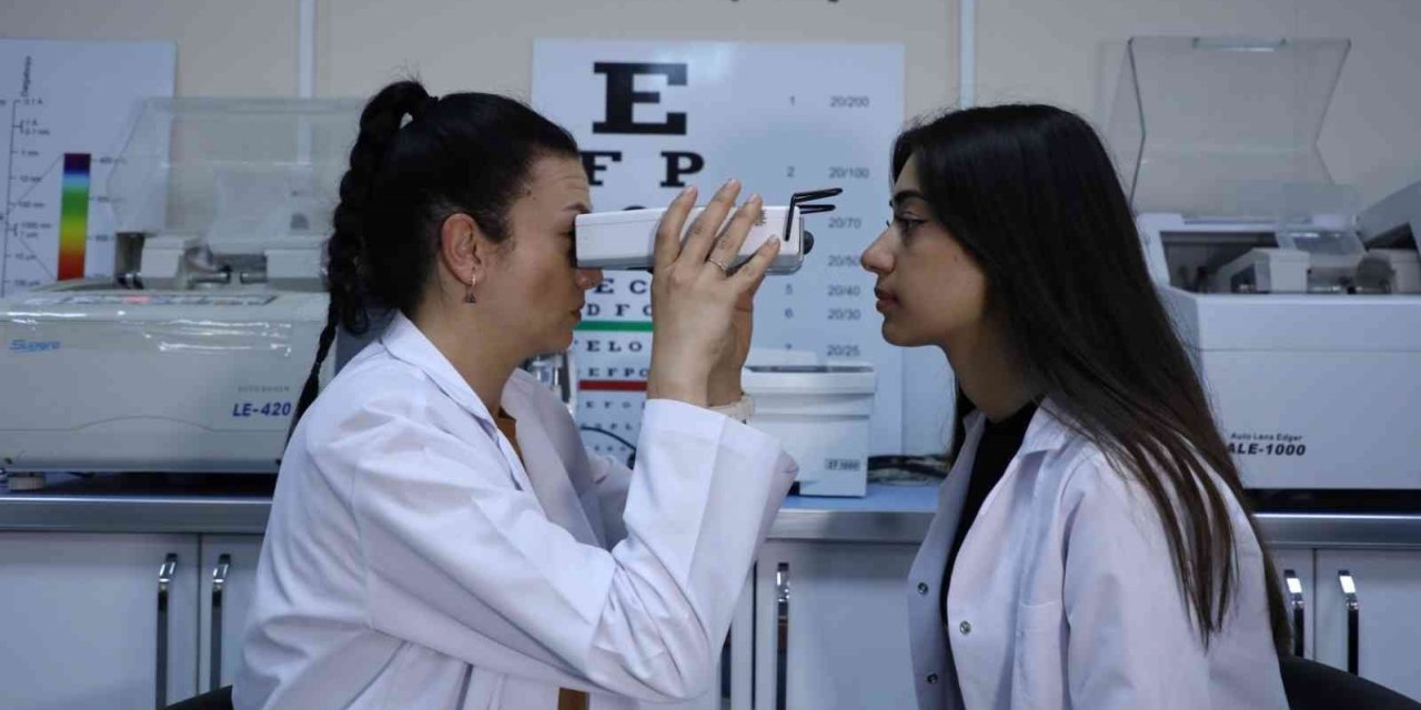 Başarılarıyla öne çıkan BARÜ’lü mezunlar iş başı yapıyor