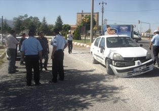Çaldığı araçla polise otosuna çarptı