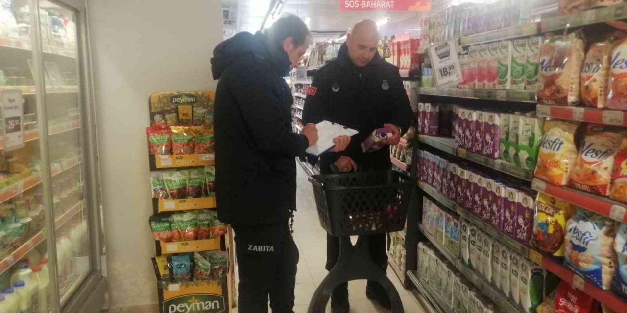 Zabıta ekipleri etiket ve kasa fiyatlarını denetledi