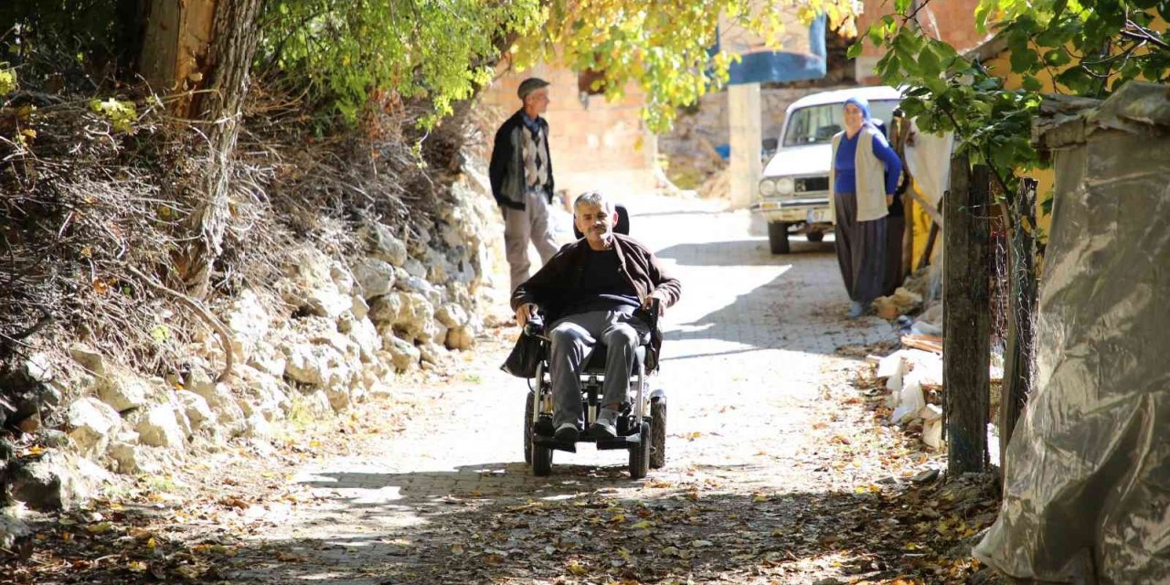 Kaş Belediyesinden engelli vatandaşa akülü tekerlekli sandalye desteği