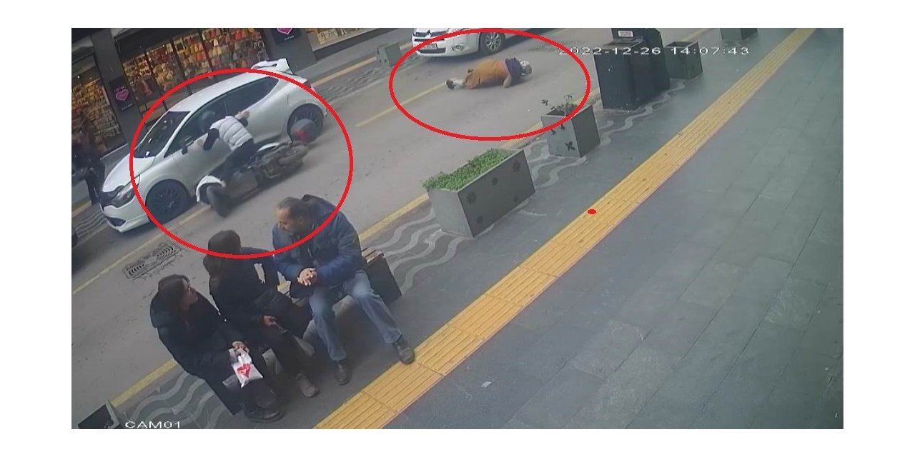 Motosikletin kadına çarpma anı kamerada