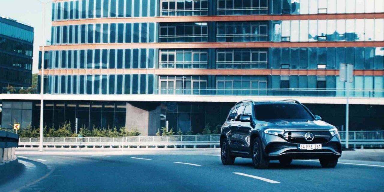 Mercedes-Benz, yeni elektrikli kompakt SUV modelini tanıttı