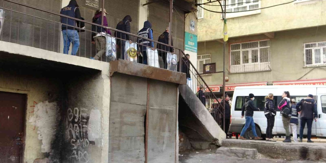 Diyarbakır merkezli terör operasyonunda iki yönetici tutuklandı