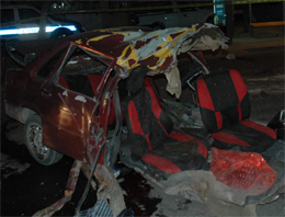 Kamyonet otomobili ikiye böldü: 3 ölü