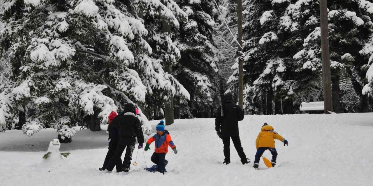 Karla kaplı Abant’a kış güzelliği