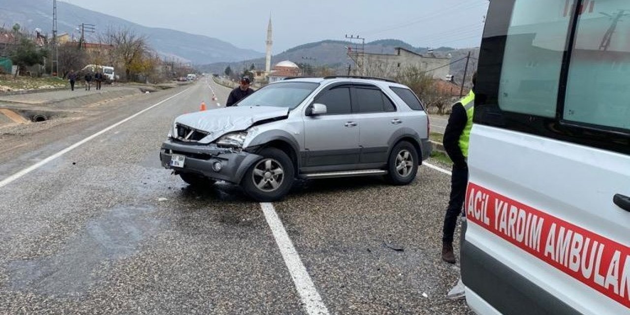 Otomobil refüje çarpıp karşı şeride geçti: 1 yaralı