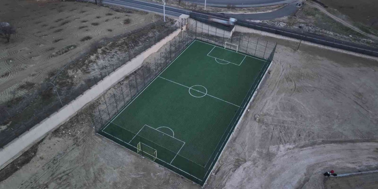 Çüngüş ve Dicle’de 6 futbol ve 2 basketbol sahası gençlerin hizmetinde