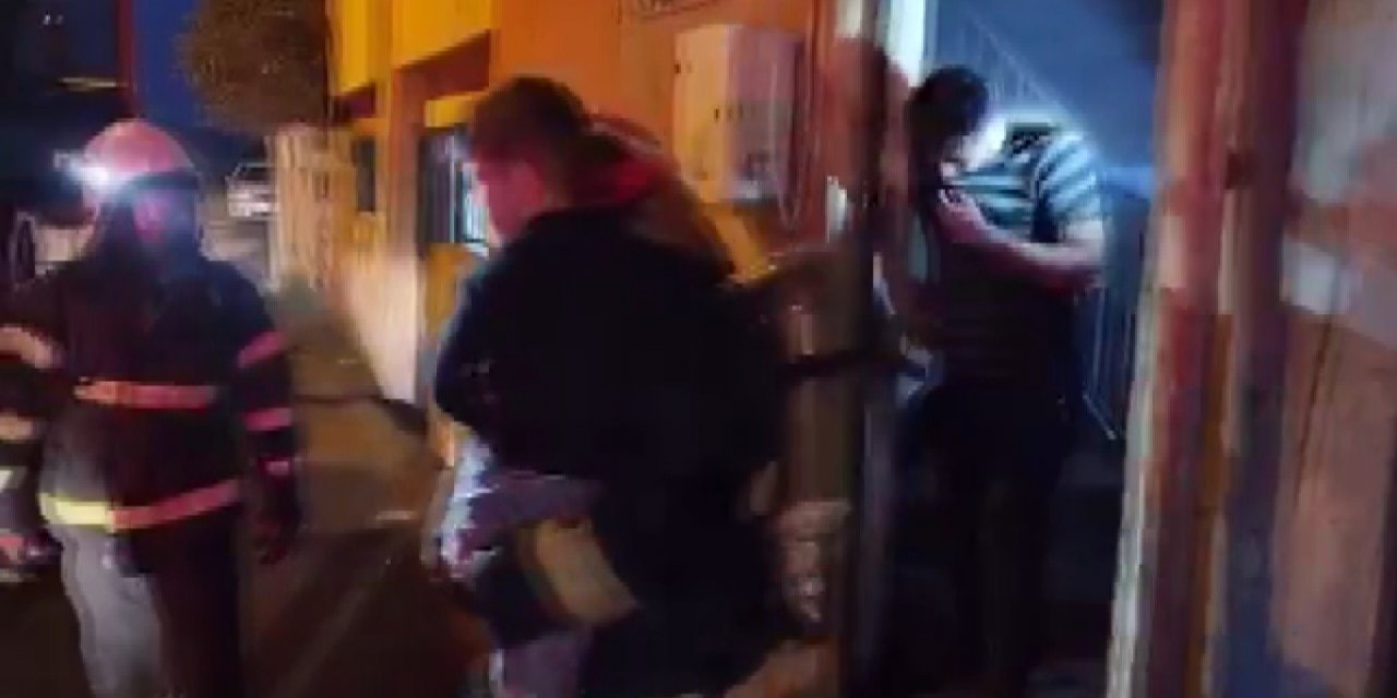 Kahramanmaraş’ta ev yangını: İfaiye erleri 8 kişiyi alevlerin arasından çıkardı