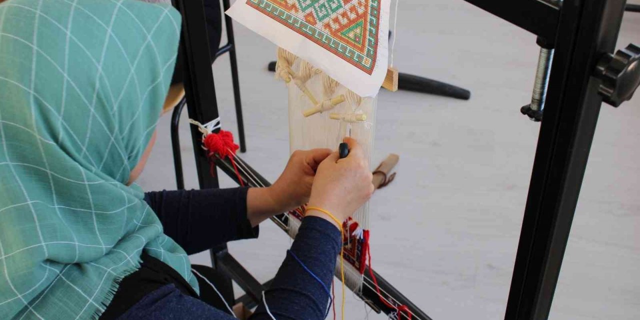 Tarihi Uşak halıları, minyatürleriyle gelecek nesillere aktarılıyor