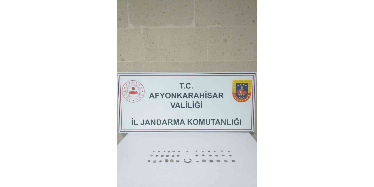 Şüphe üzerine üst araması yapılan şahıstan çok sayıda tarihi eser ele geçirildi