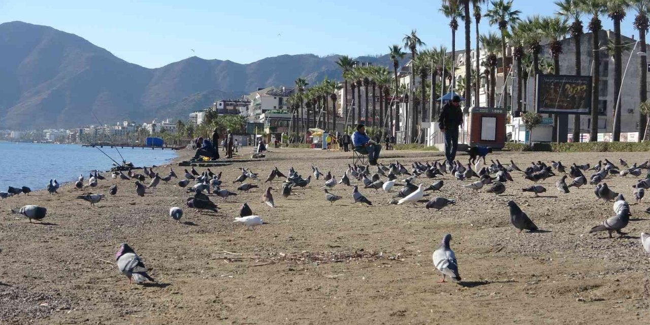 Ülkenin doğusunda kar, Marmaris’te deniz keyfi