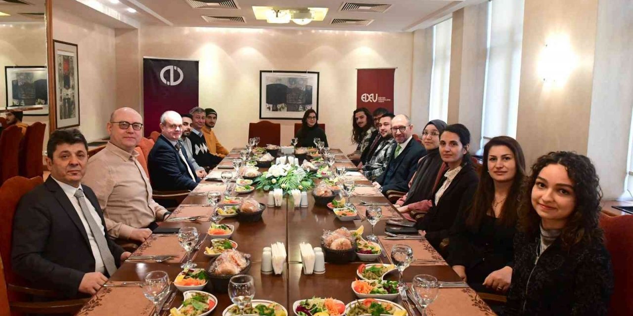 Rektör Erdal derece ile Anadolu Üniversitesine yerleşen öğrencilerle bir araya geldi