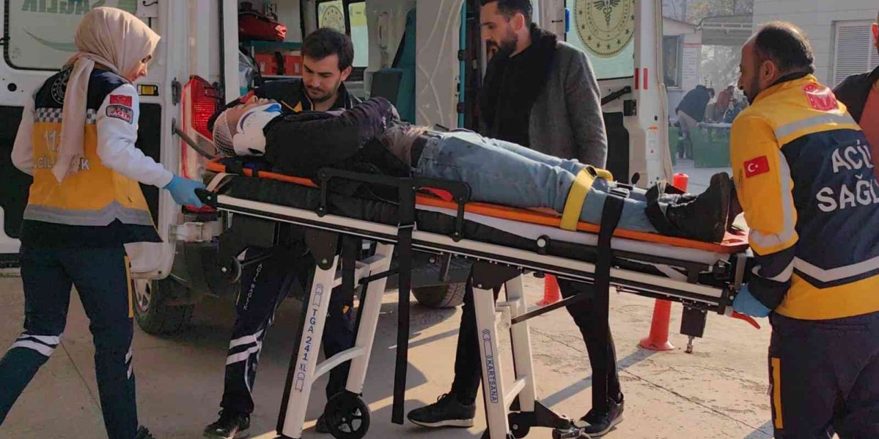 Minibüs otomobile çarptı; 1 yaralı