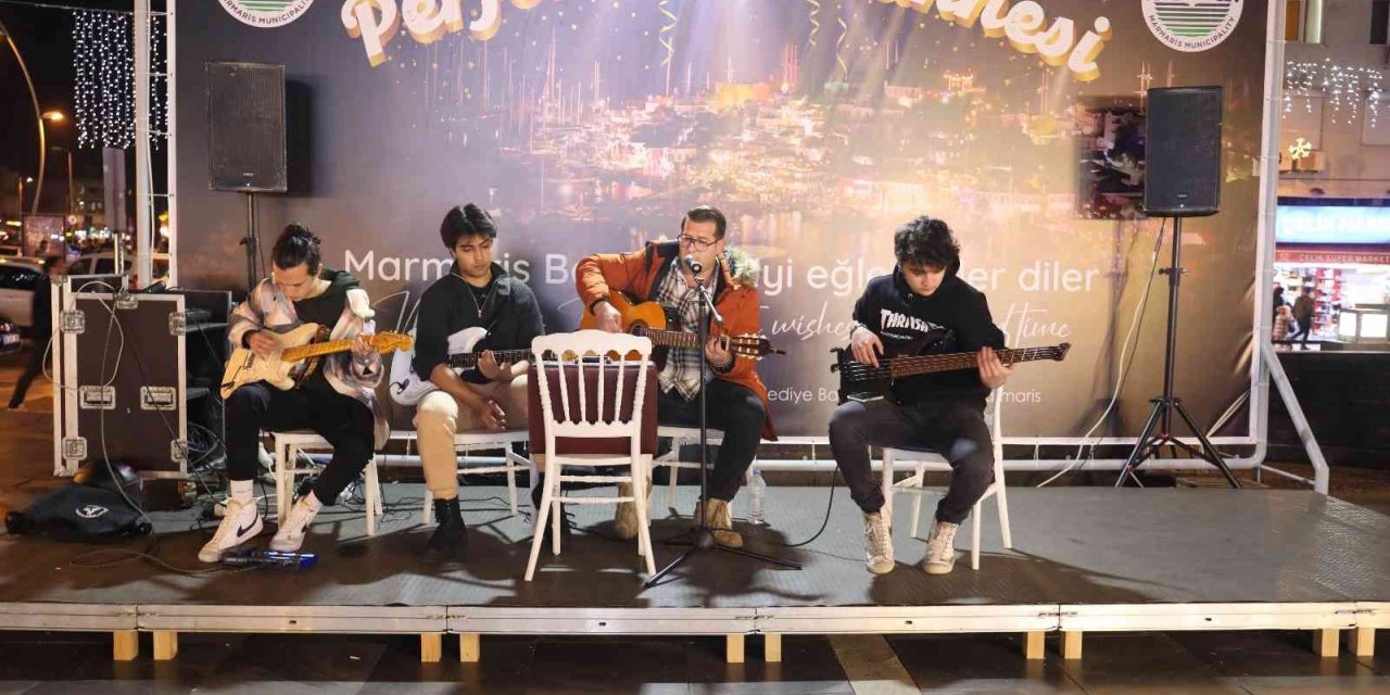 Marmaris 19 Mayıs Gençlik Meydanı cıvıl cıvıl