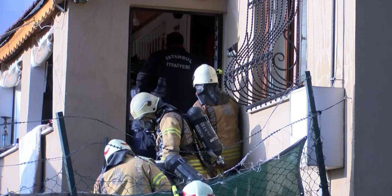 Kartal’da gecekondu yangını: Ekipler kapıyı kırıp müdahale etti