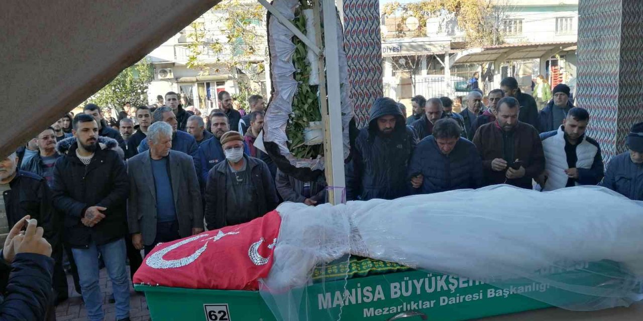 Cinayete kurban giden Tuğba gelinlikle uğurlandı