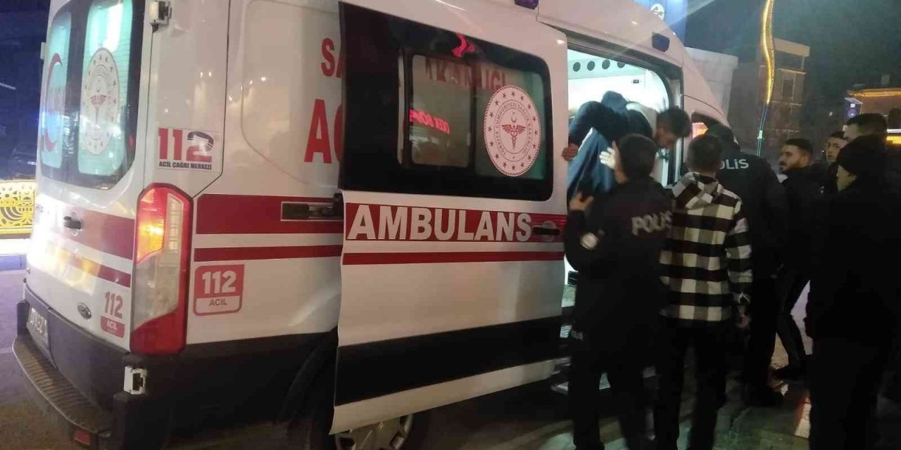 Cadde ortasında bıçaklı kavga: 1 yaralı