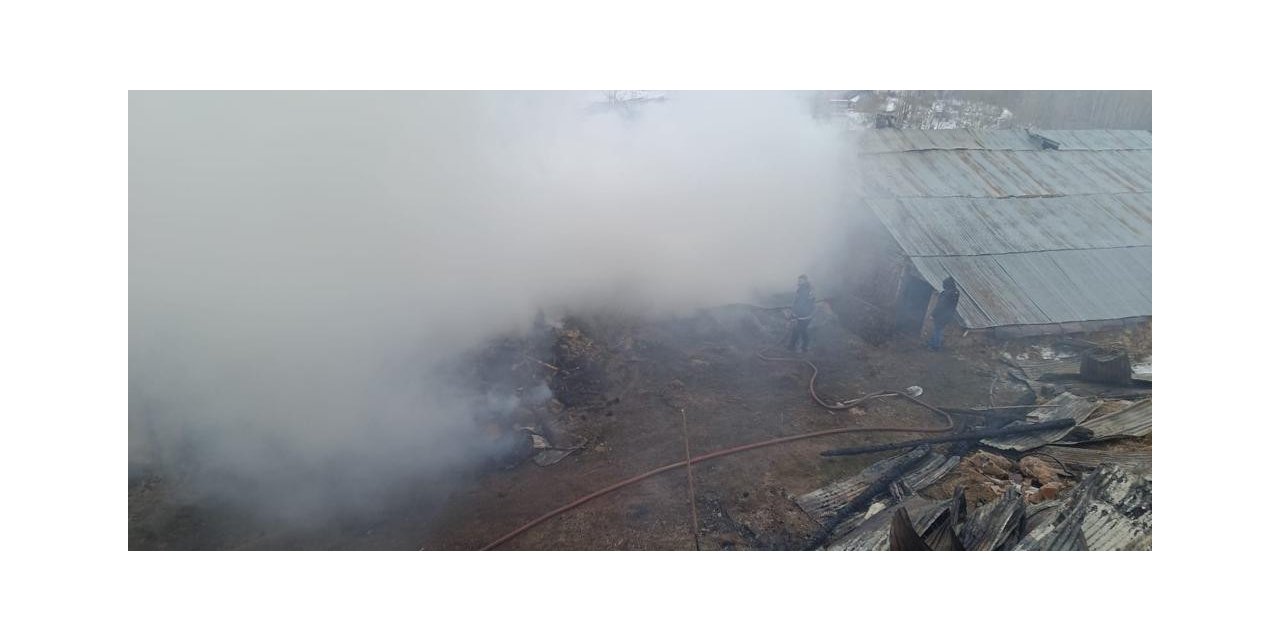 Bayburt’ta meydana gelen iki ayrı yangında 5 ev ile 1 ahırda hasar oluştu