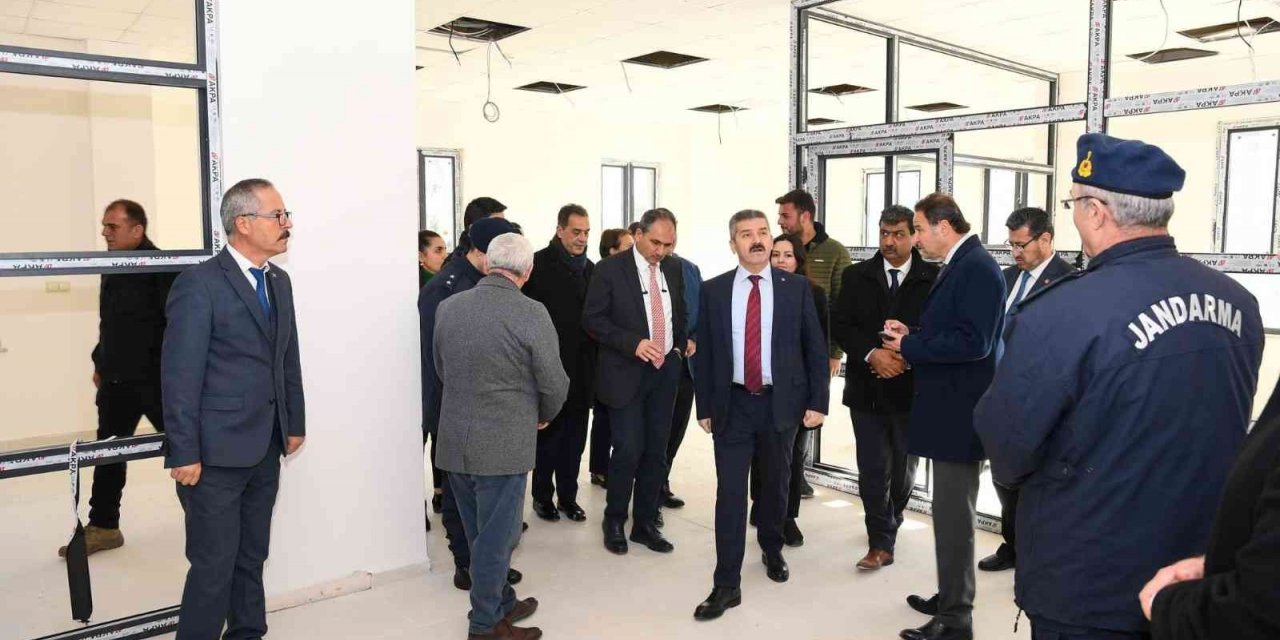 Vali Ergün yeni Eşme Hükümet Konağı inşaatını inceledi