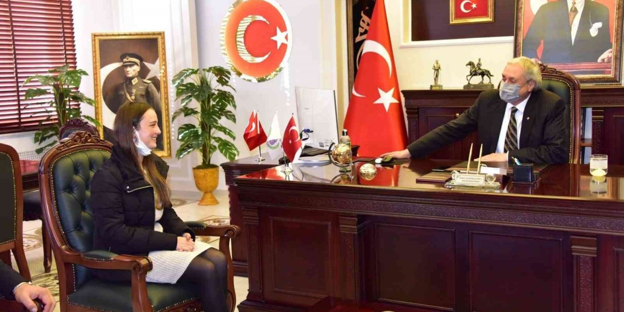 Bozüyük Belediyesi THM Korosu solistlerinden Senanur Kale’ye birincilik ödülü