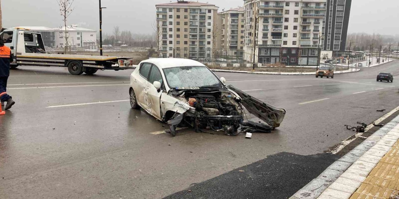 Üç araç birbirine girdi: 1’i polis 4 kişi yaralandı