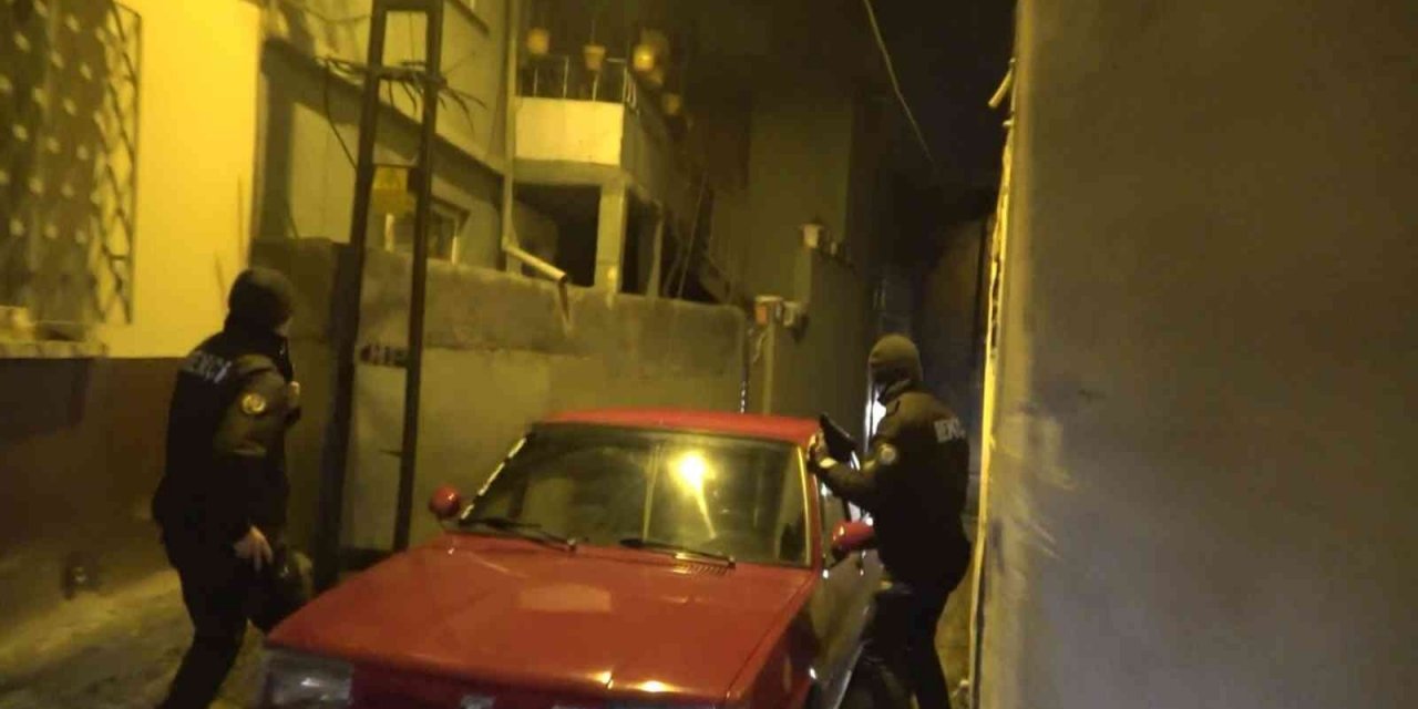 Babasının otomobiliyle kaçarken kaza yaptı, ehliyetsiz yakalandı