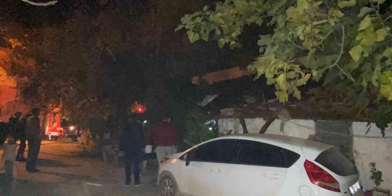 Müstakil evin odunluğunda çıkan yangın, mahalleliyi sokağa döktü