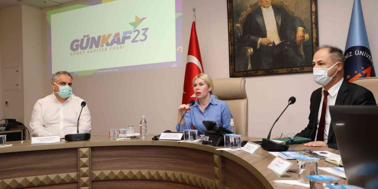 Rektör Özkan: "Diploma artık tek başına iş garantisi sağlamıyor"