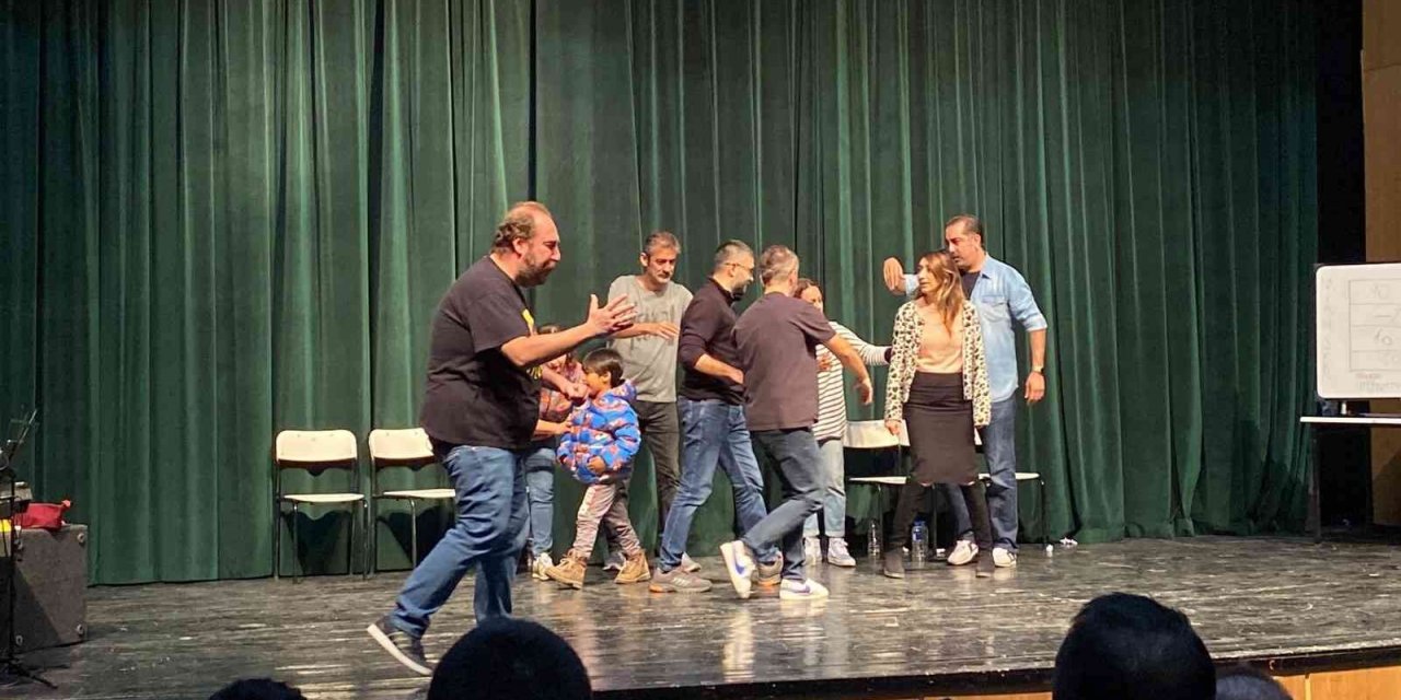 Osmaniye’de ’Mahşer-i Cümbüş’ komedi tiyatro oyunu sahnelendi