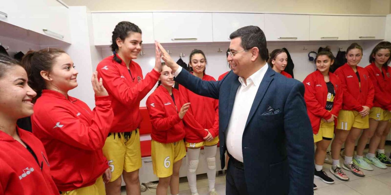 Tütüncü’den kız basketbol takımına destek sözü