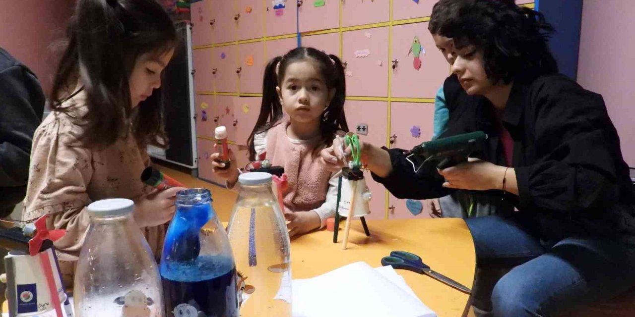 Minik eller kodlama öğreniyor